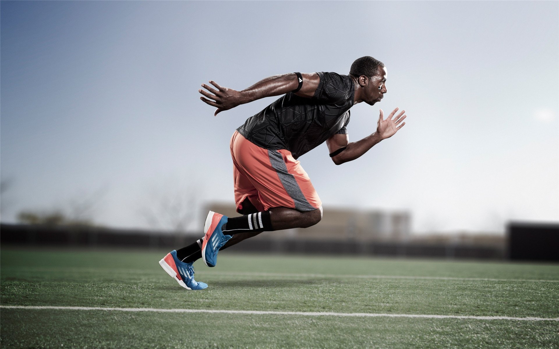 中国足球国家队开展技战术适应能力测试，足球实战技术训练